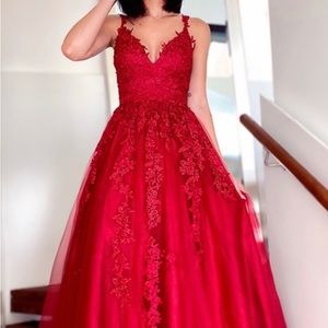 Red tulle appliqué sleeveless dress